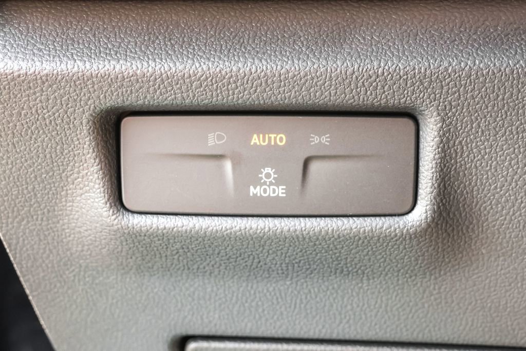 Used 2025 Volkswagen Tiguan SE image 17