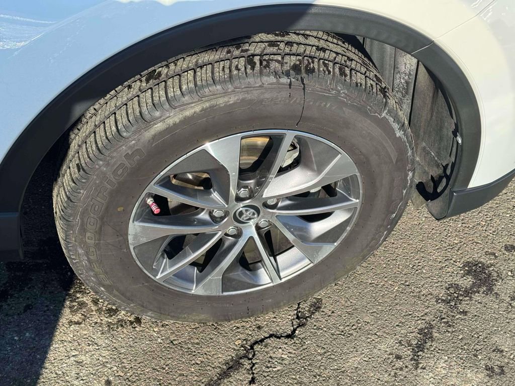 Used 2018 Toyota RAV4 XLE image 9
