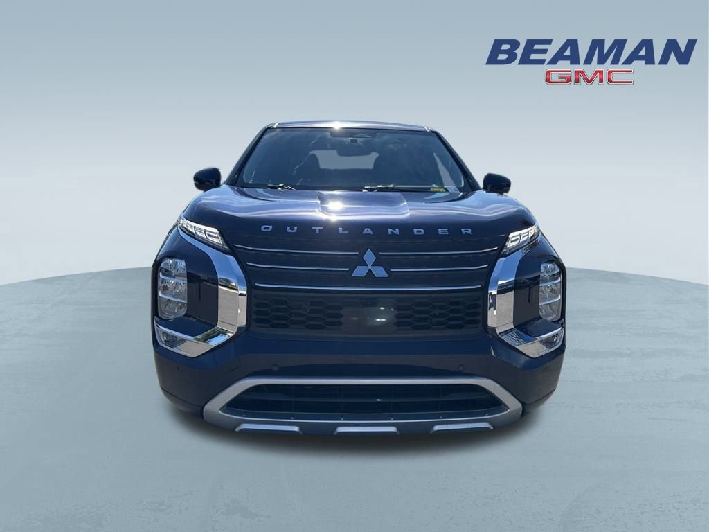 Used 2023 Mitsubishi Outlander SE image 2