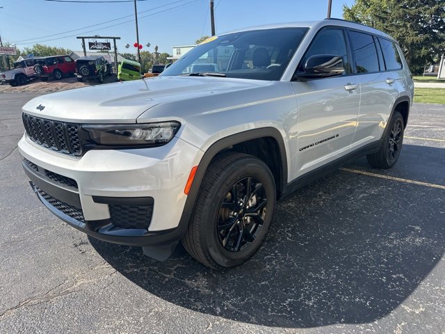 Used 2024 Jeep Grand Cherokee L Laredo image 5
