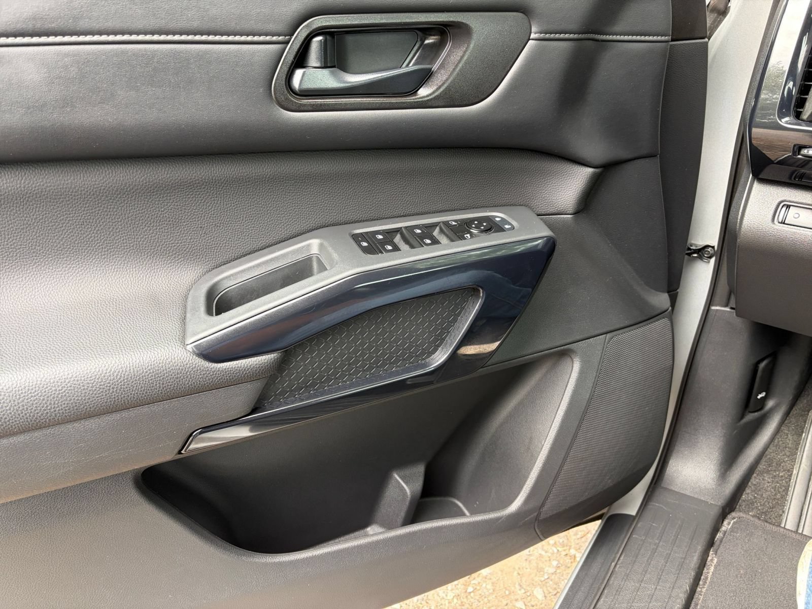 Used 2025 Nissan Pathfinder SV FWD image 18