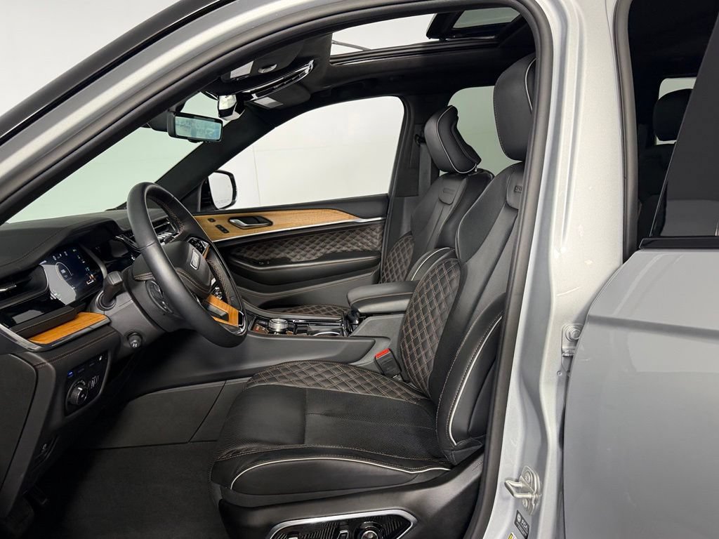 Used 2024 Jeep Grand Cherokee Summit AWD/4WD image 23