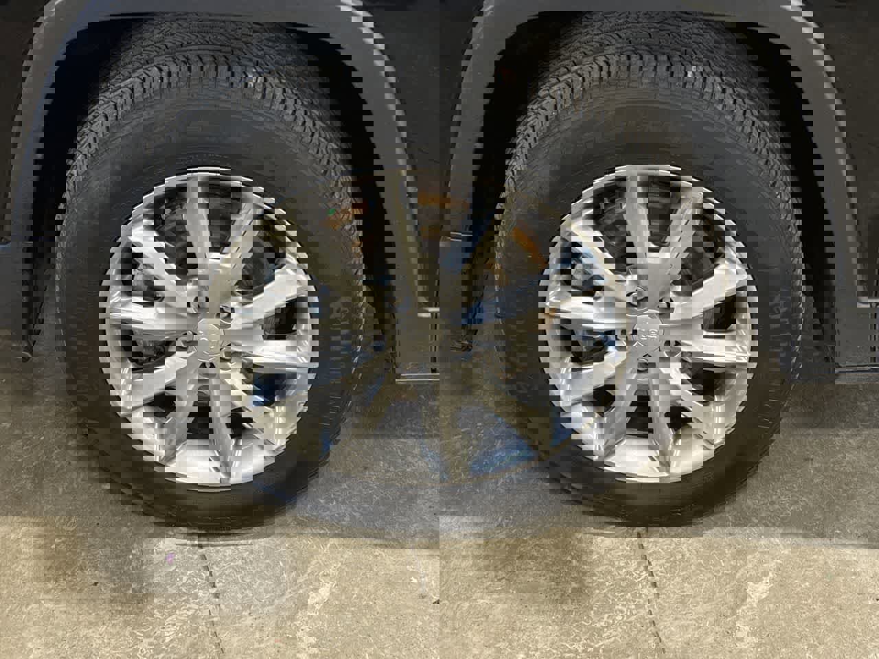 Used 2018 Jeep Cherokee Limited image 16