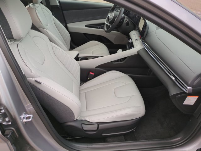 Used 2025 Hyundai Elantra Limited image 22