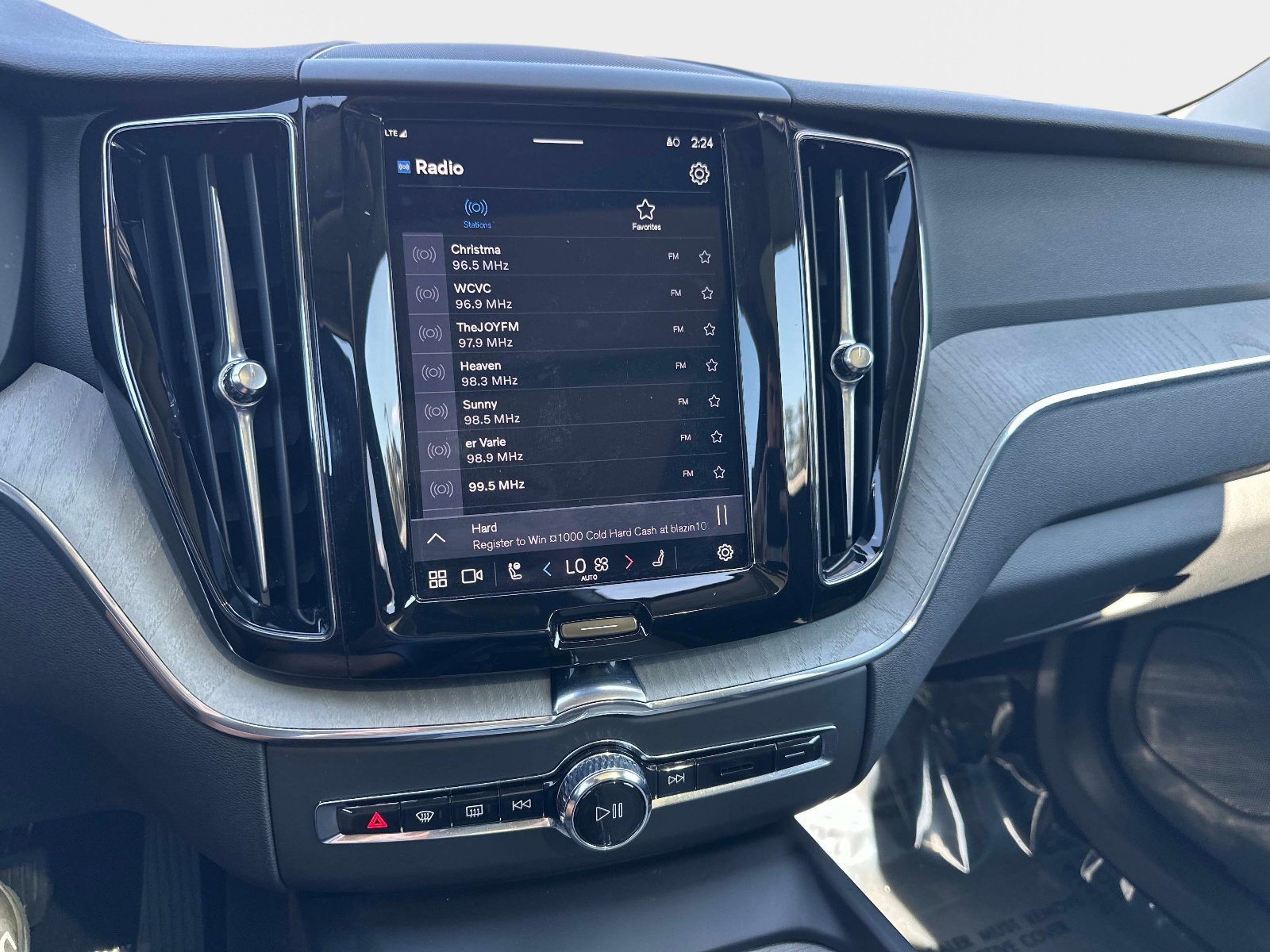 Certified 2025 Volvo XC60 B5 Plus image 21