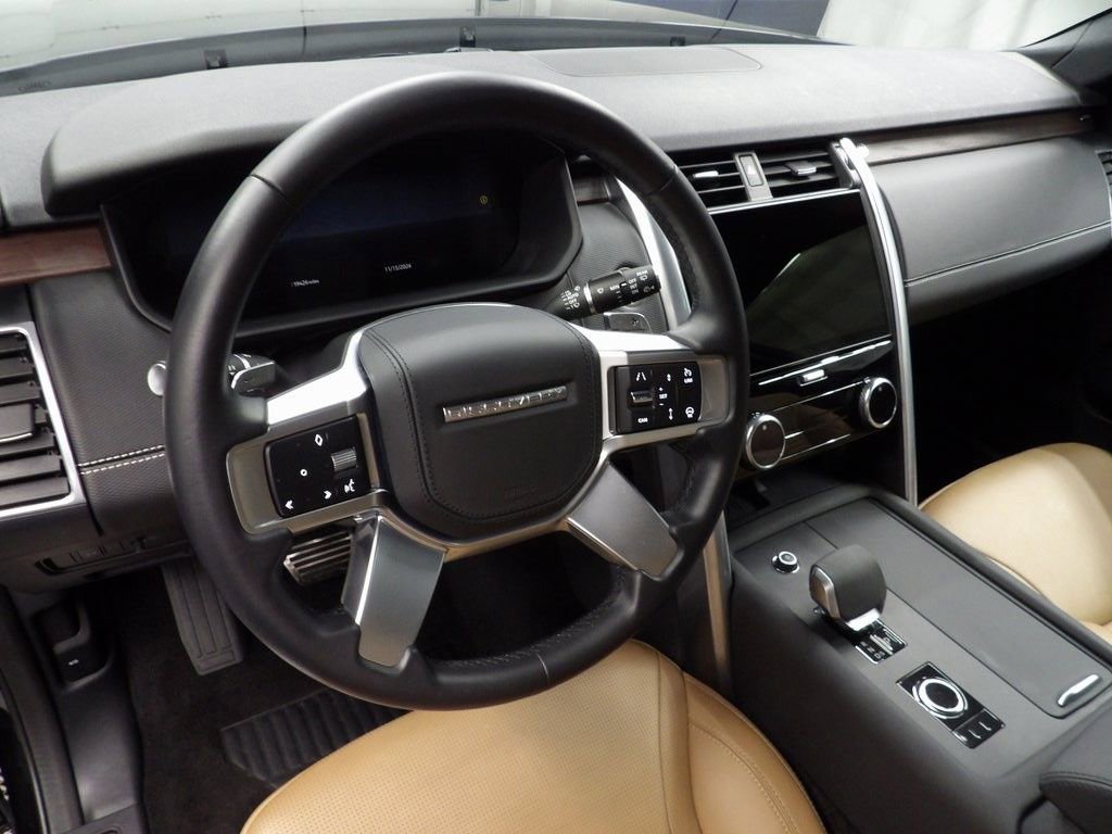 Used 2024 Land Rover Discovery Dynamic SE image 39