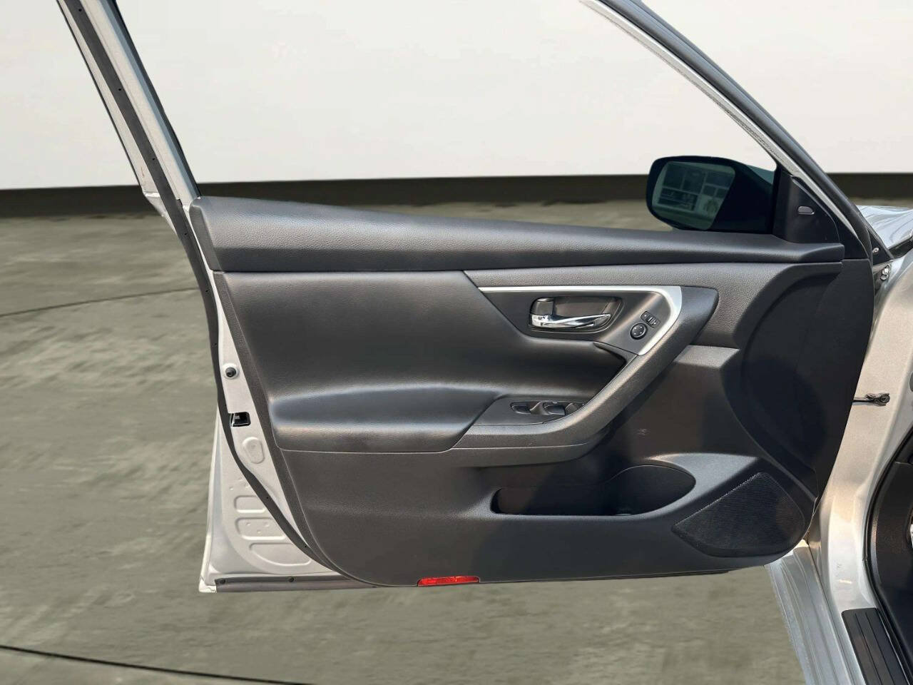 Used 2016 Nissan Altima 2.5 SV FWD image 9