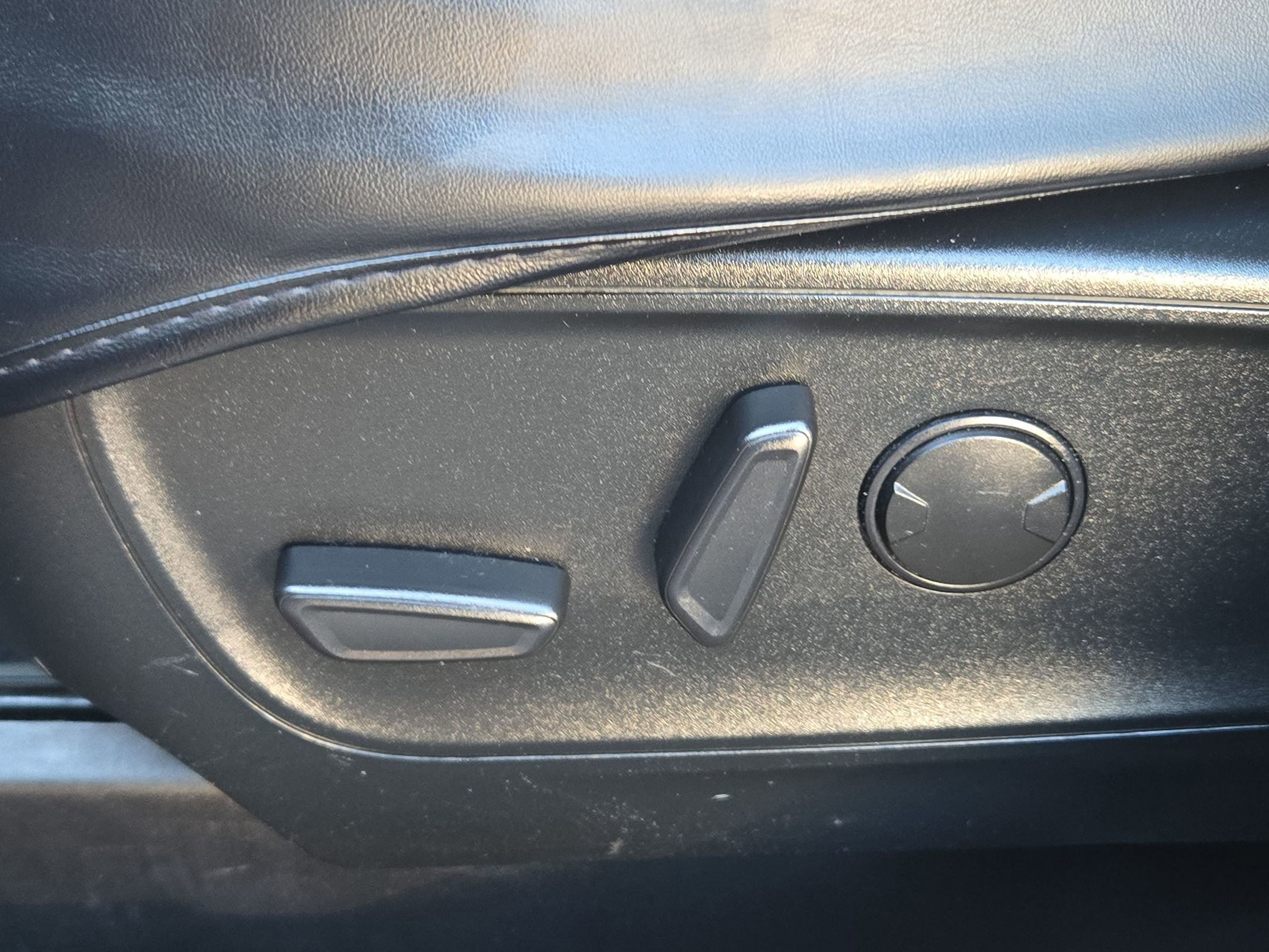 Used 2020 Ford Escape Titanium image 23