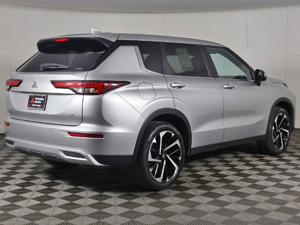 Used 2024 Mitsubishi Outlander SE Black Edition image 11