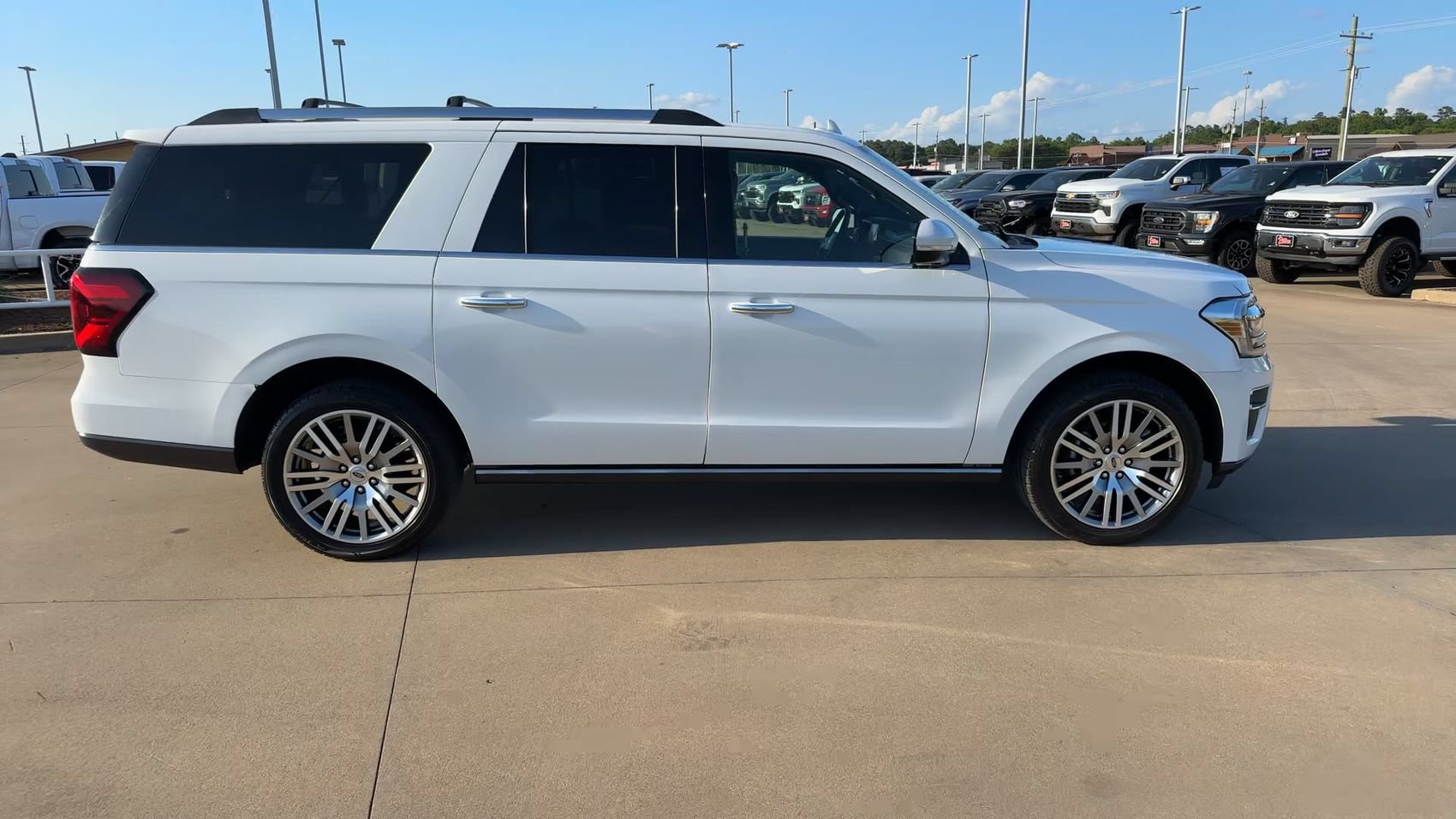 Used 2024 Ford Expedition Max Limited AWD/4WD image 2