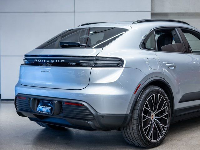 Certified 2025 Porsche Macan Electric image 25