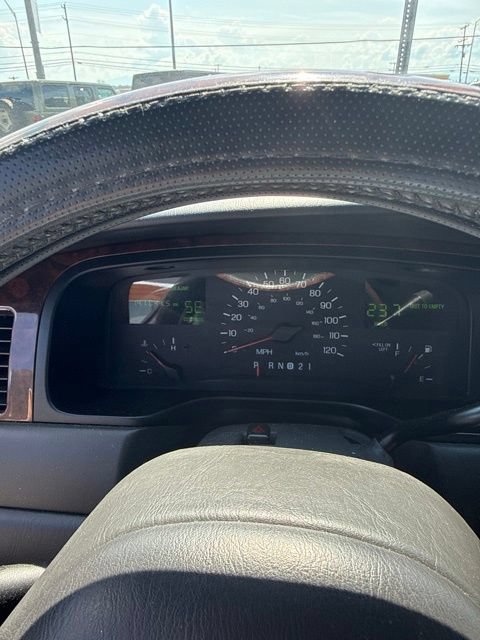 Used 1998 Lincoln Town Car Signature RWD image 14