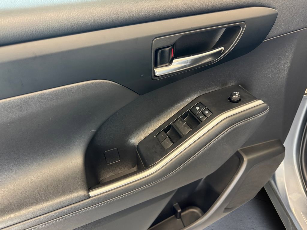 Used 2022 Toyota Highlander XLE image 12
