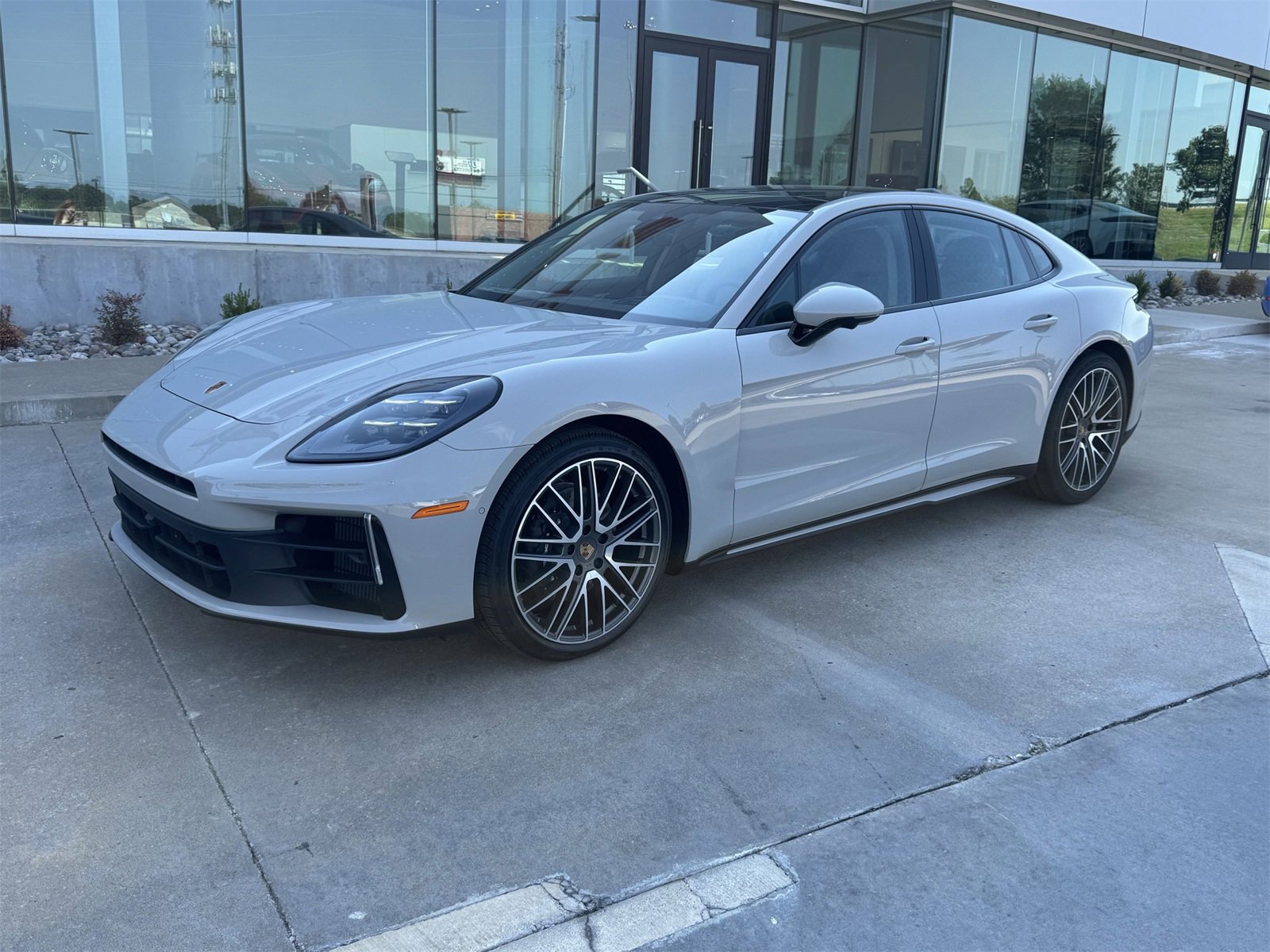 New 2025 Porsche Panamera 4 image 1