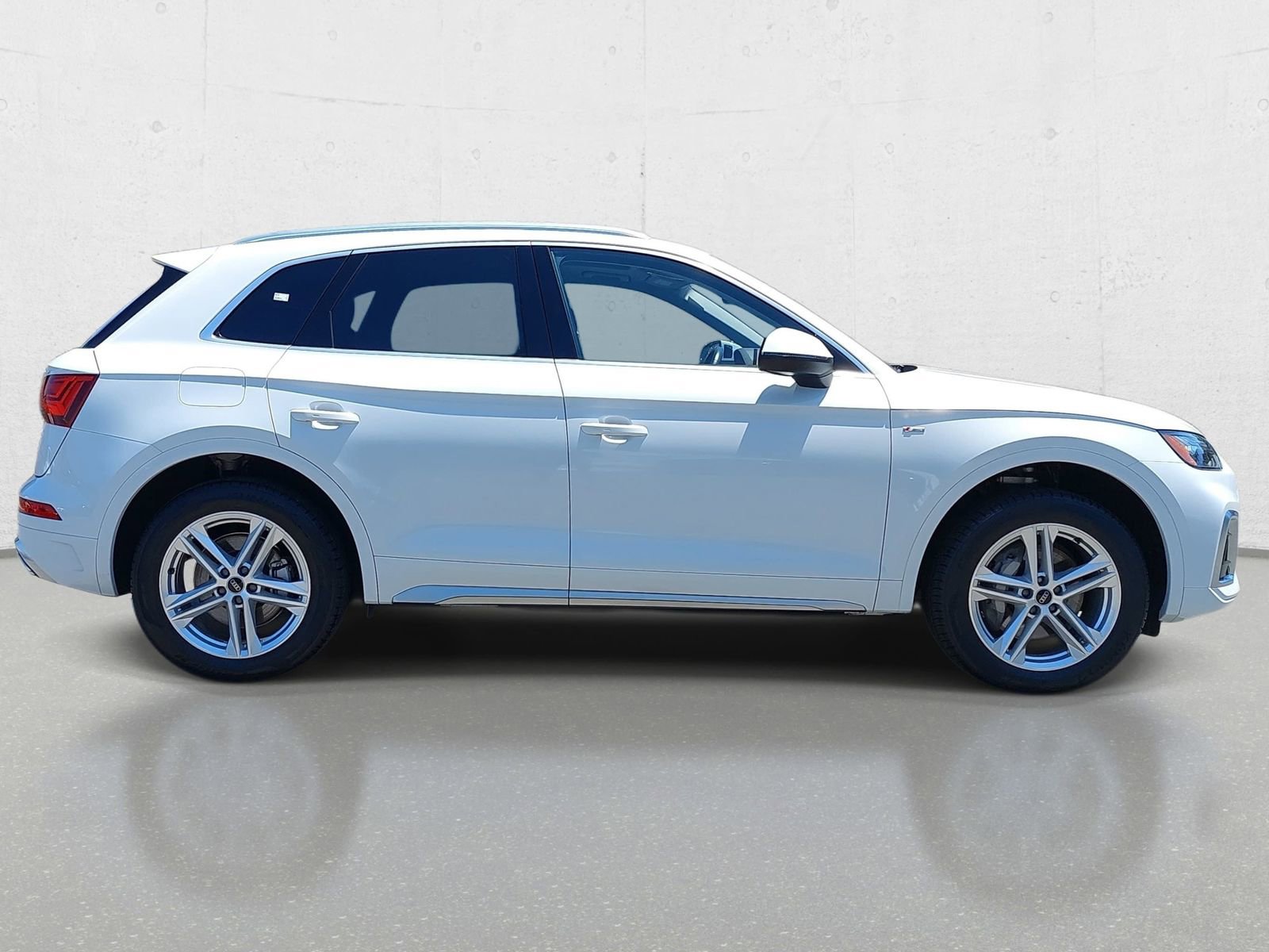 Used 2024 Audi Q5 e Premium w/ Convenience Package AWD/4WD image 4