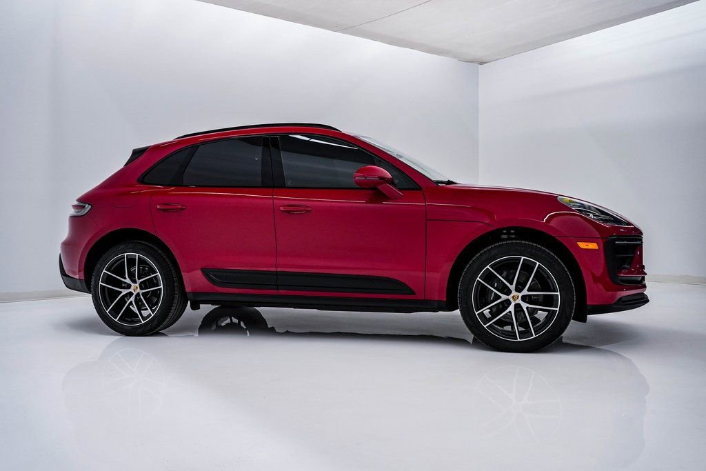 Certified 2024 Porsche Macan w/ Premium Plus Package image 9