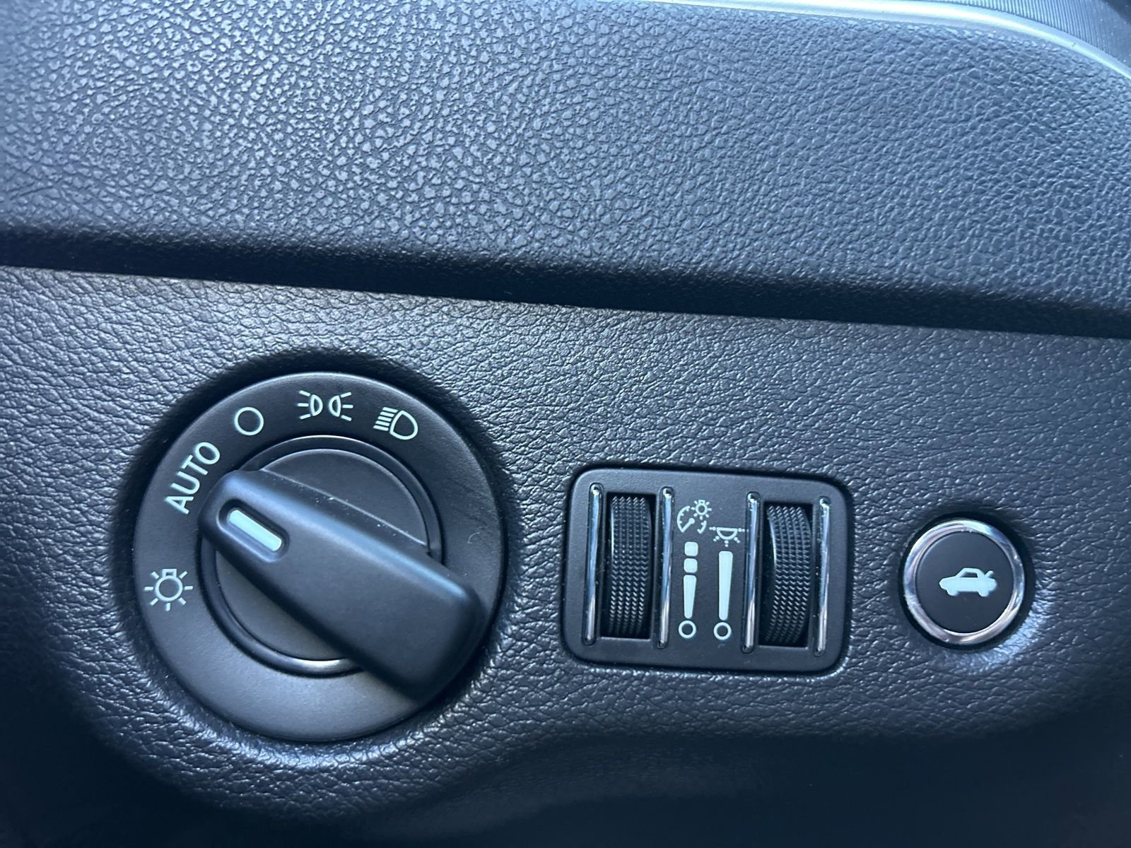 Certified 2020 Dodge Charger SXT image 15