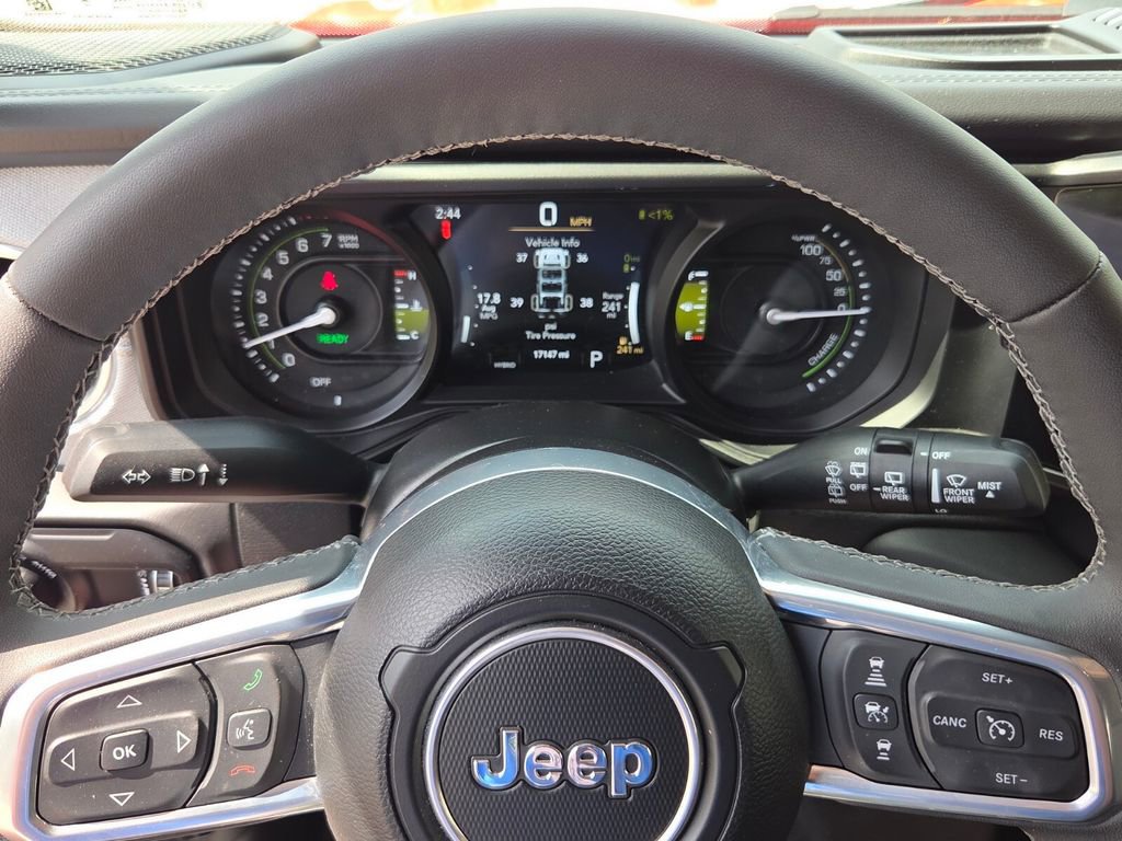 Used 2025 Jeep Wrangler Unlimited Sahara AWD/4WD image 22
