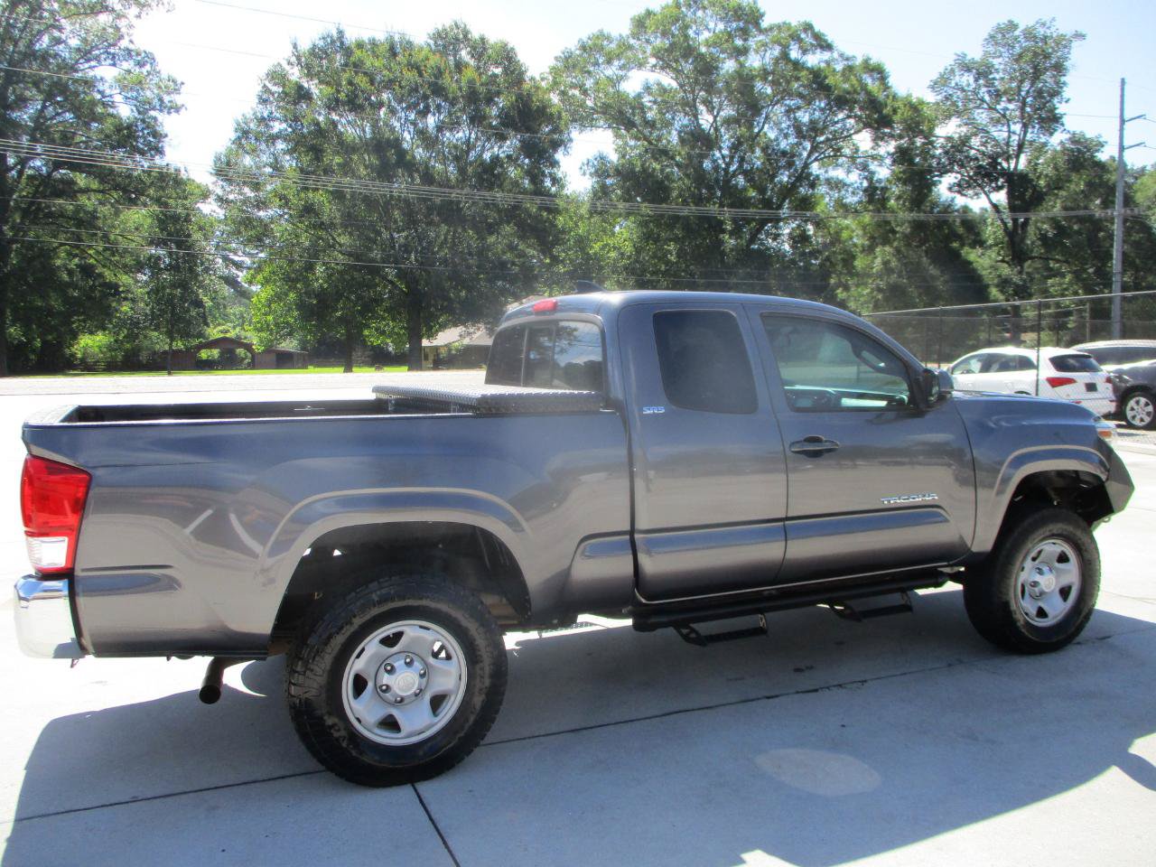 Used 2017 Toyota Tacoma SR5 AWD/4WD image 7