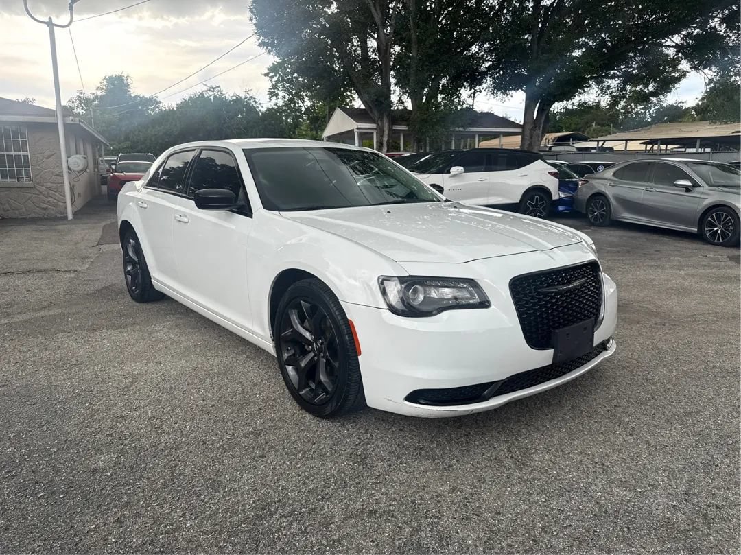 Used 2023 Chrysler 300 Touring w/ Sport Appearance Package RWD image 3