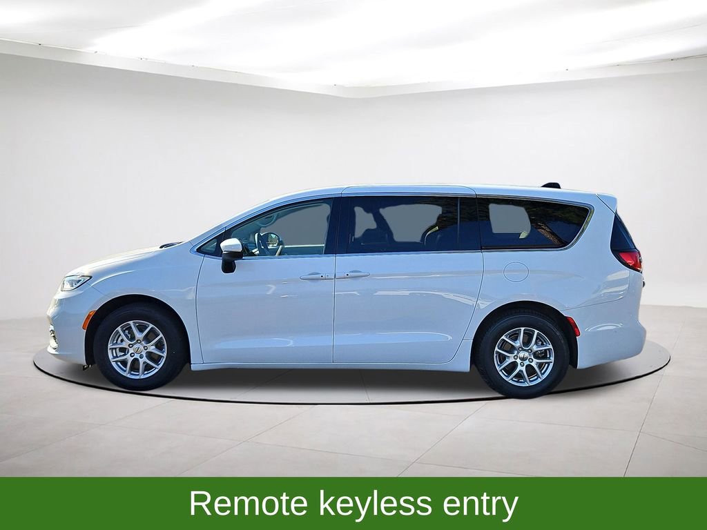 Used 2023 Chrysler Pacifica Touring-L image 4