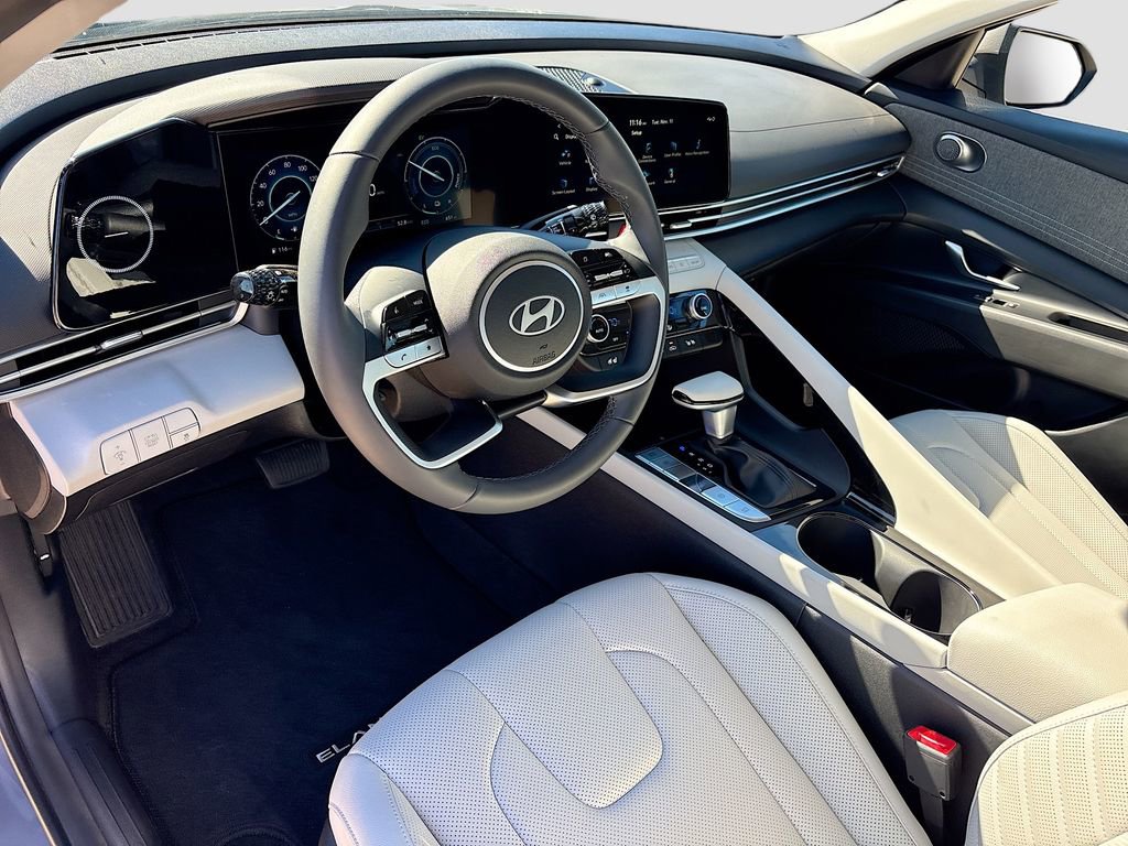 Used 2025 Hyundai Elantra Limited image 9