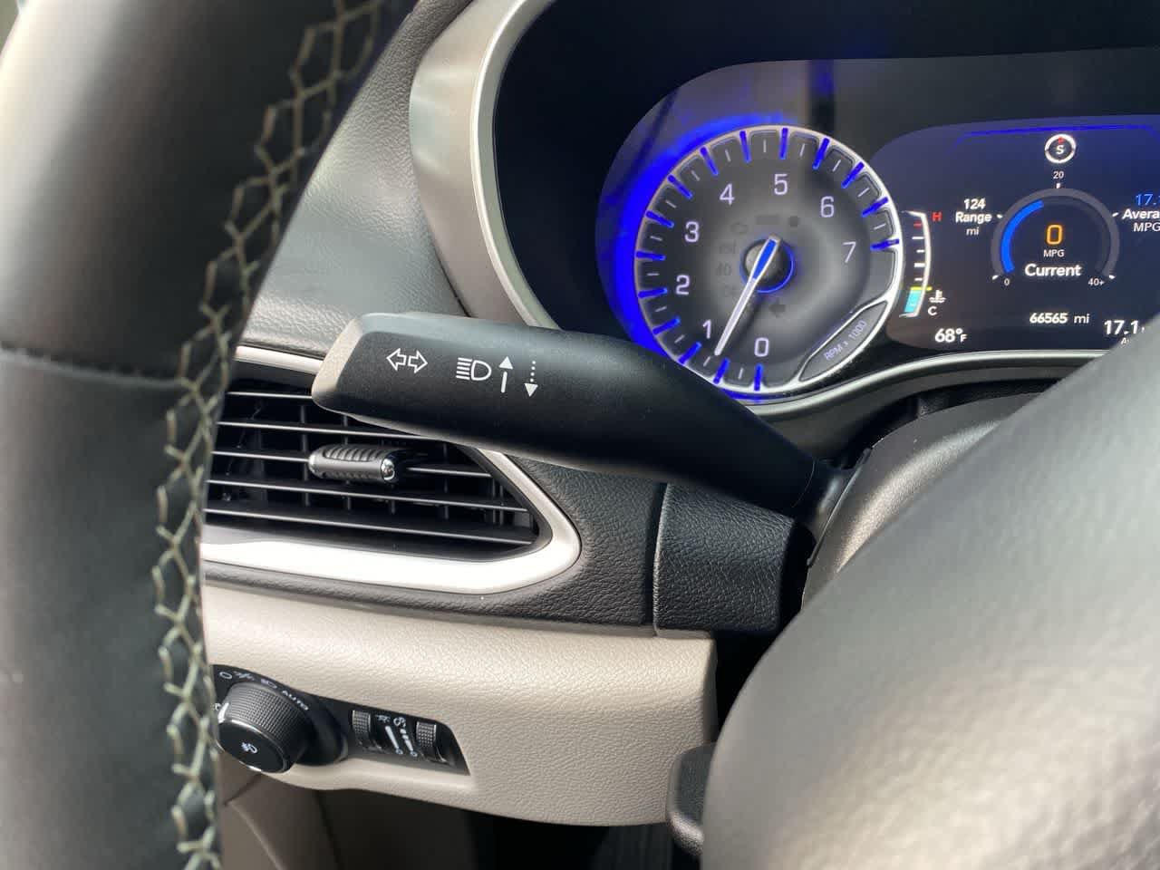 Used 2024 Chrysler Pacifica Touring-L FWD image 22
