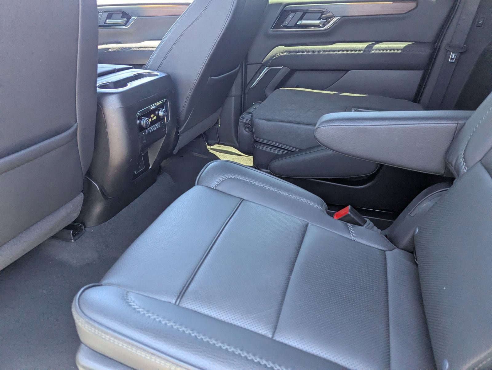 Used 2025 GMC Yukon XL Denali AWD/4WD image 15