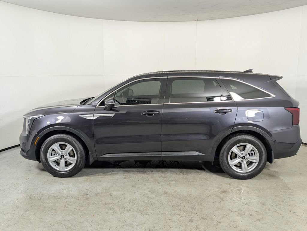Used 2025 Kia Sorento LX image 4