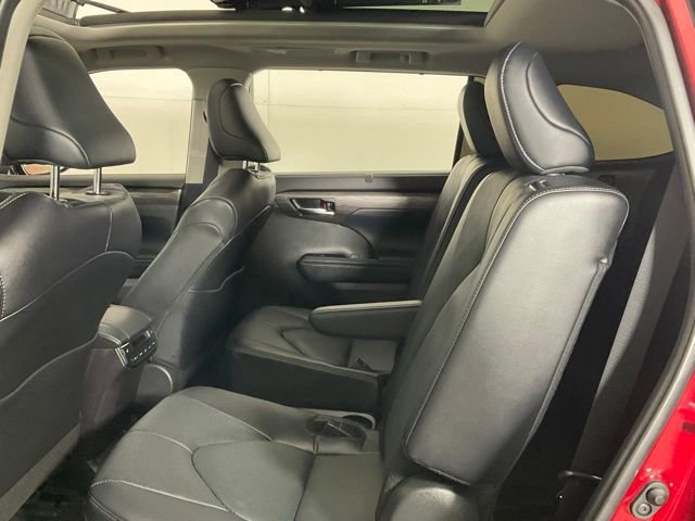 Used 2024 Toyota Highlander Platinum AWD/4WD image 32