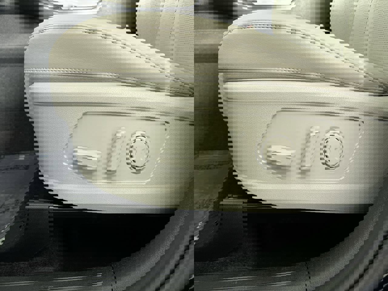 Certified 2025 Kia Sorento EX w/ Panoramic Sunroof Package image 13