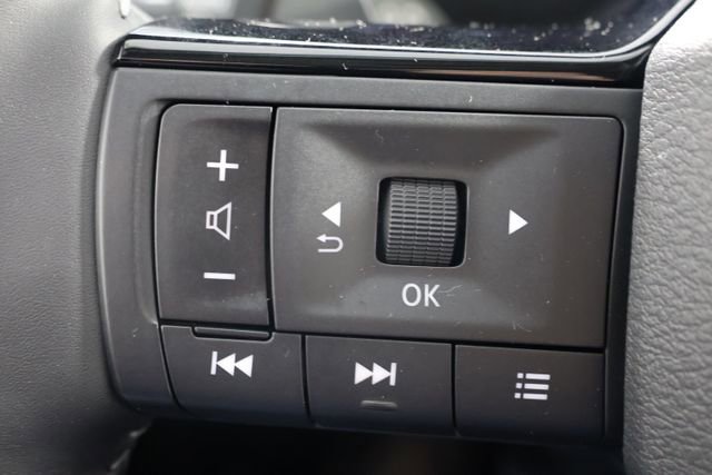 Used 2025 Nissan Rogue SL w/ SL Premium Package image 11