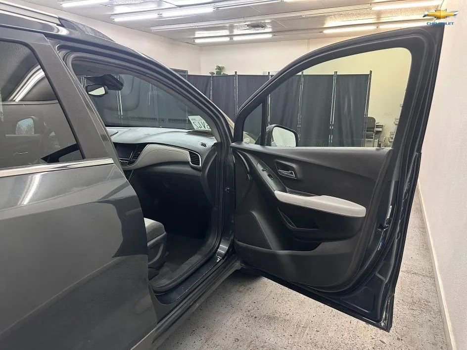 Used 2017 Chevrolet Trax LT w/ Driver Confidence Package FWD image 18