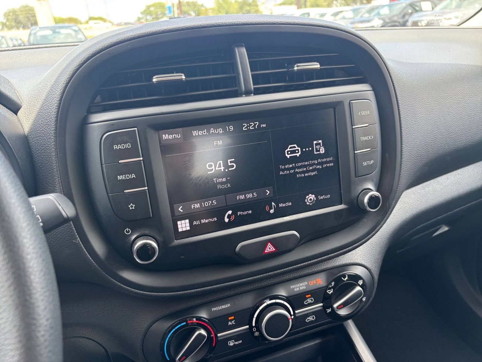 Used 2025 Kia Soul LX w/ LX Technology Package FWD image 16