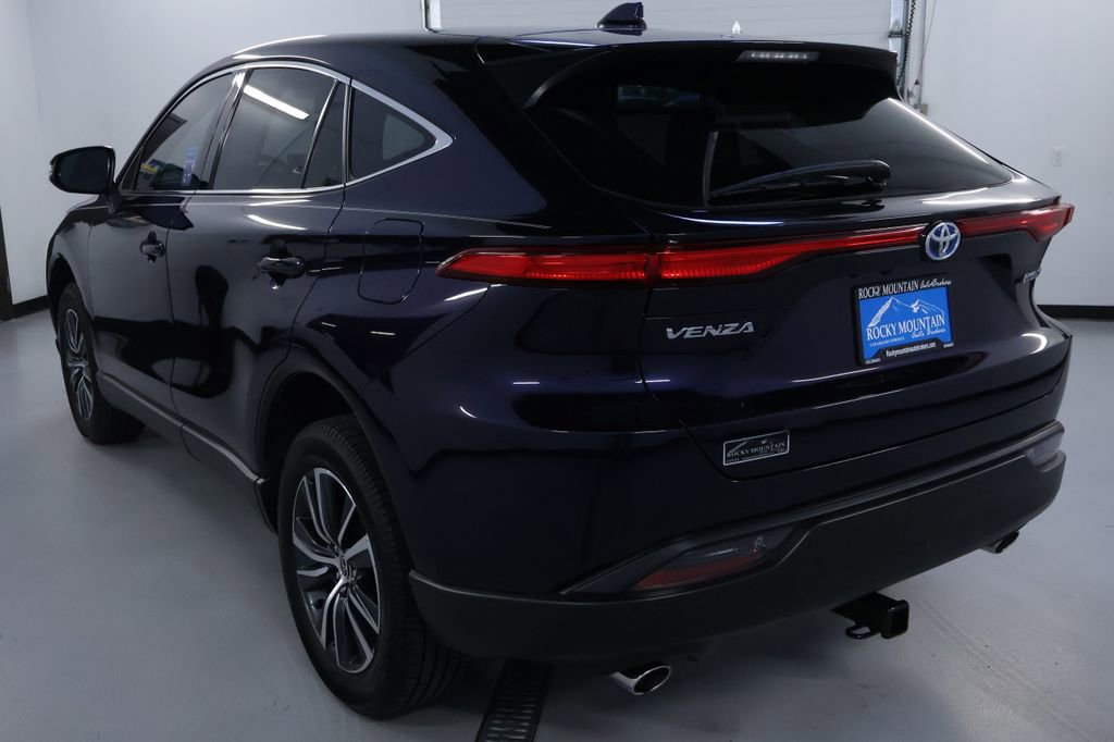 Used 2022 Toyota Venza LE AWD/4WD image 5
