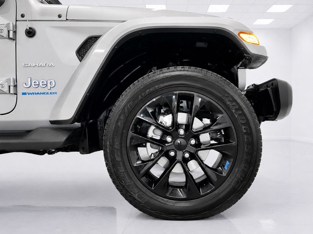 Used 2023 Jeep Wrangler Unlimited Sahara w/ Cold Weather Group AWD/4WD image 9