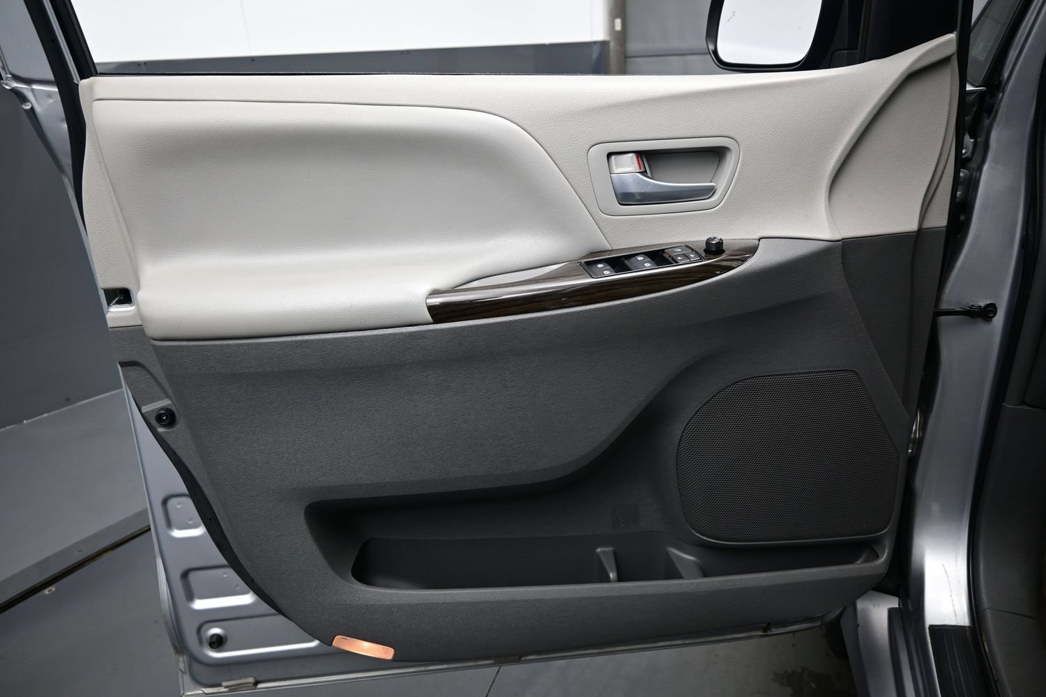 Used 2018 Toyota Sienna XLE FWD image 9