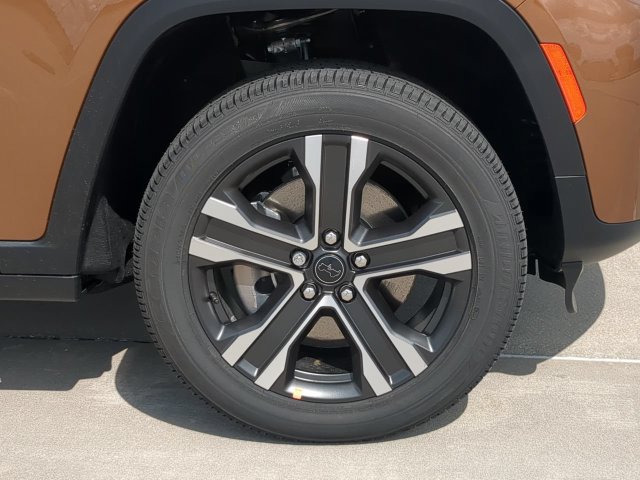 New 2027 Jeep Grand Cherokee L Limited RWD image 11