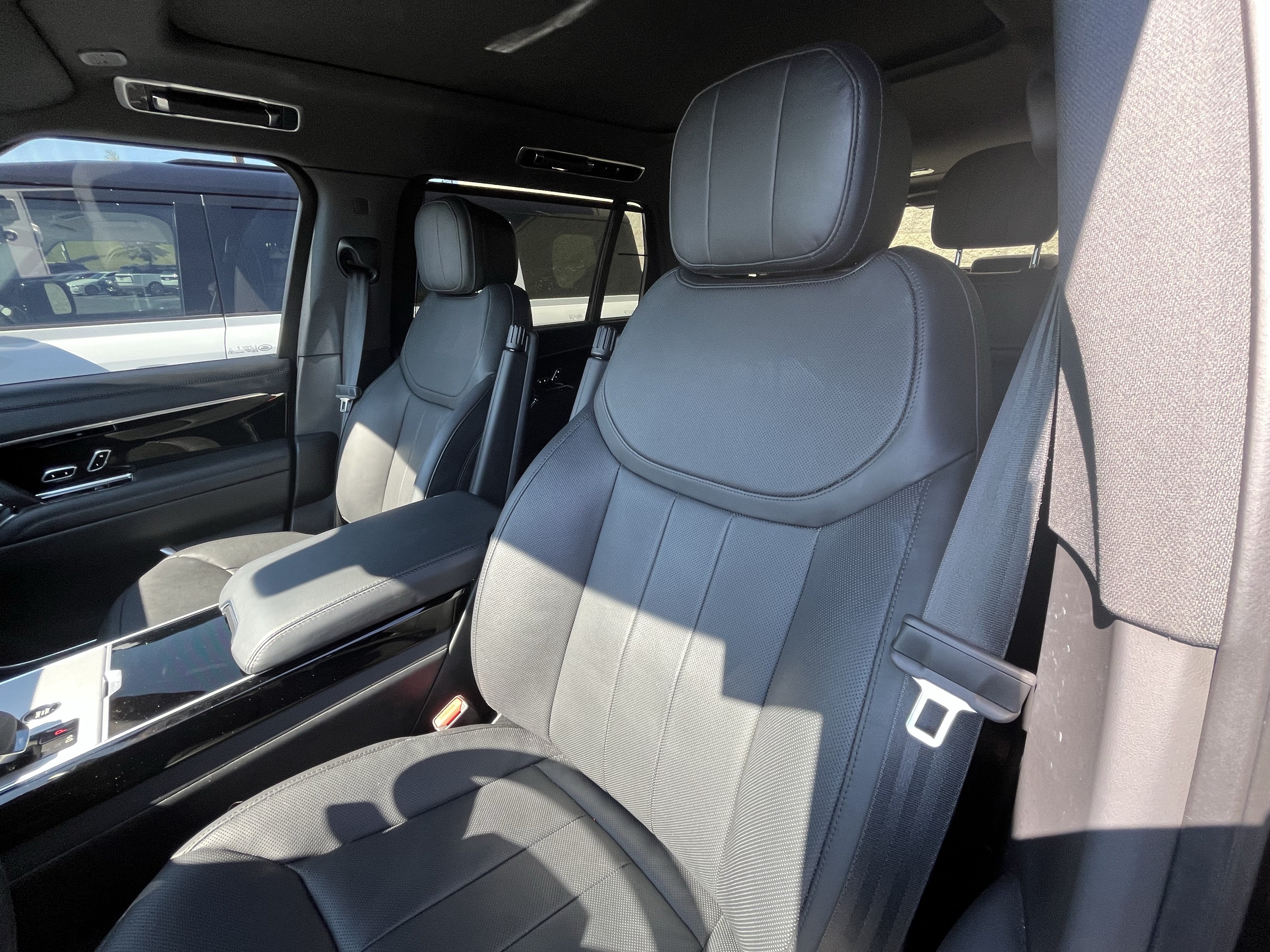 Certified 2024 Land Rover Range Rover Long Wheelbase SE AWD/4WD image 17