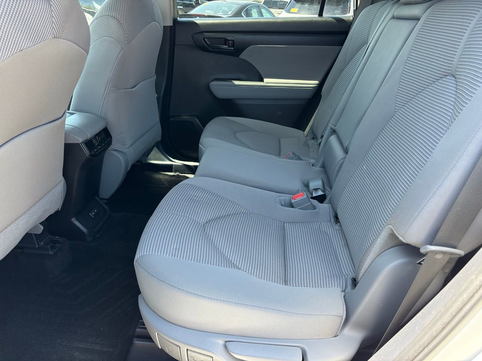 Used 2025 Toyota Highlander LE image 12
