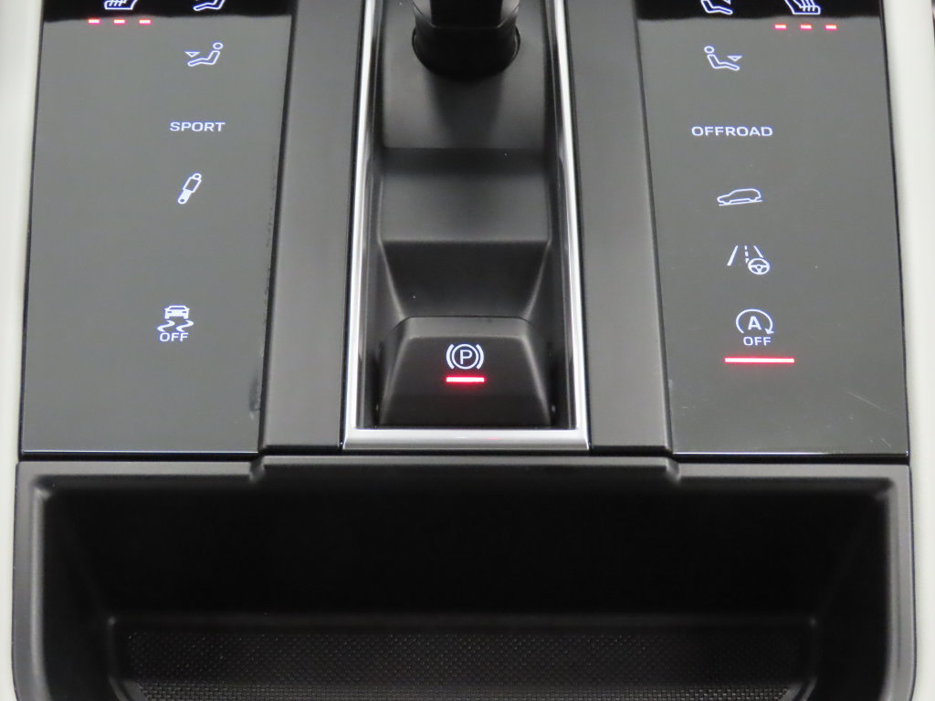 Certified 2023 Porsche Macan S AWD/4WD image 27