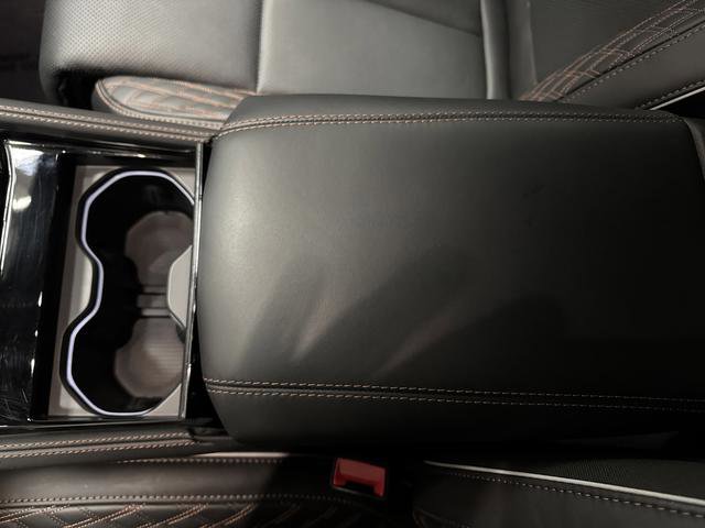 Used 2025 Jeep Grand Cherokee Summit w/ Obsidian Package image 21