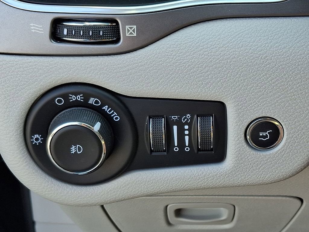 Used 2021 Jeep Cherokee Latitude Lux w/ Comfort/Convenience Group AWD/4WD image 23