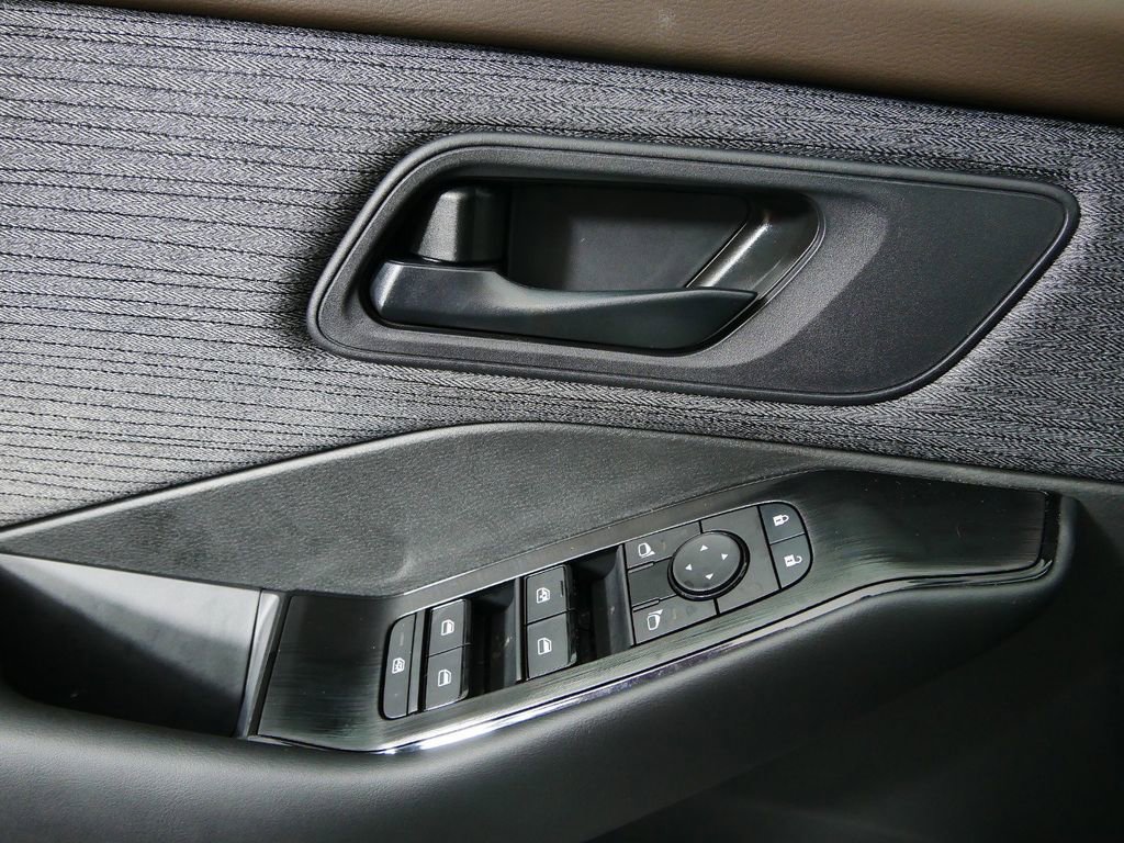 Used 2023 Nissan Rogue S image 25