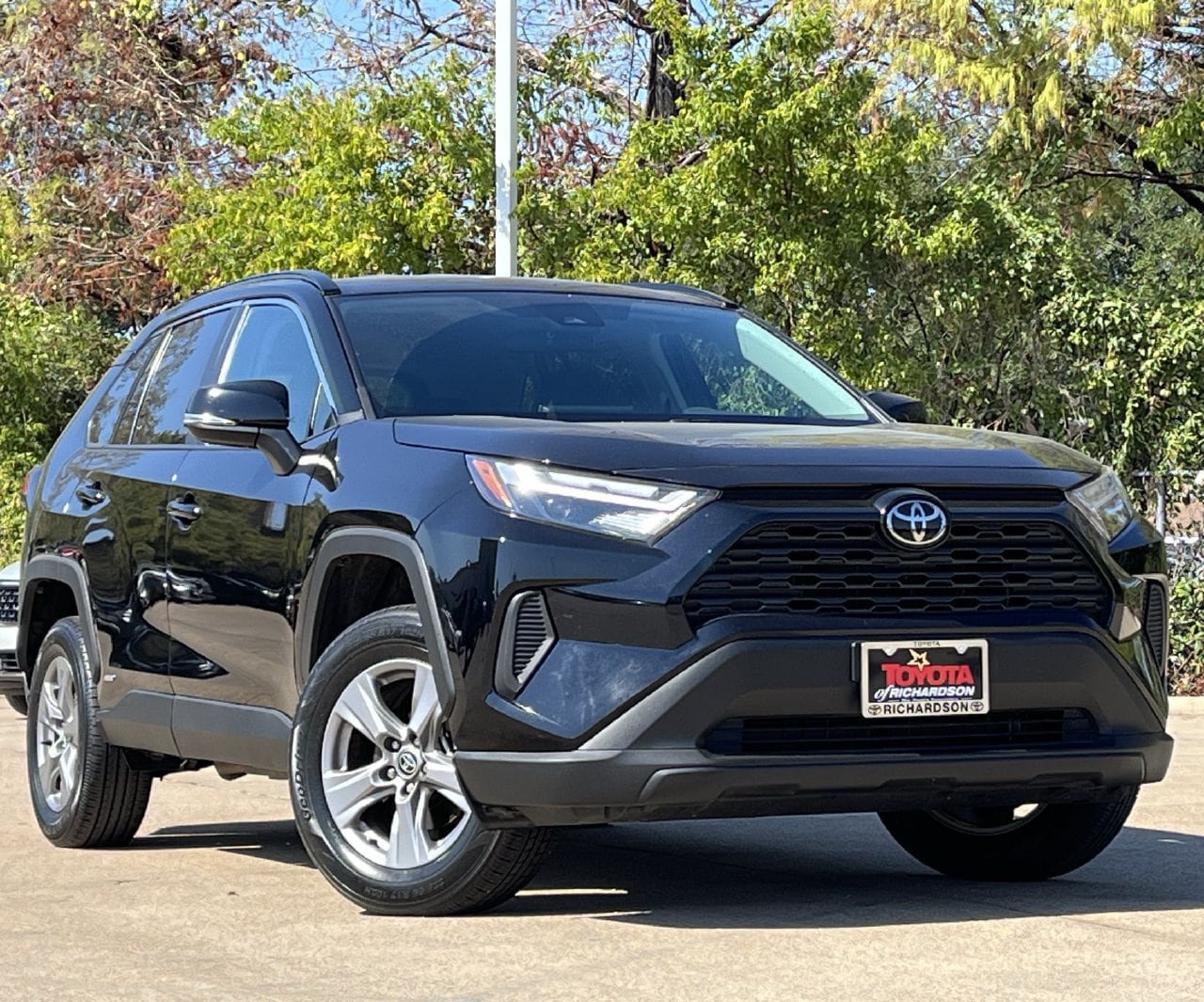 Used 2025 Toyota RAV4 XLE AWD/4WD image 2