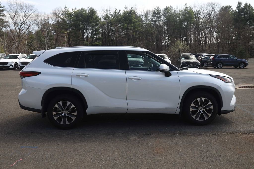 Used 2022 Toyota Highlander XLE image 4