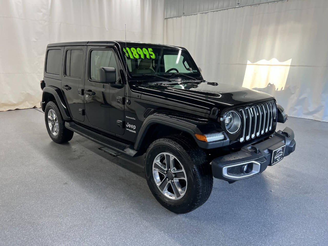 Used 2018 Jeep Wrangler Unlimited Sahara AWD/4WD image 3