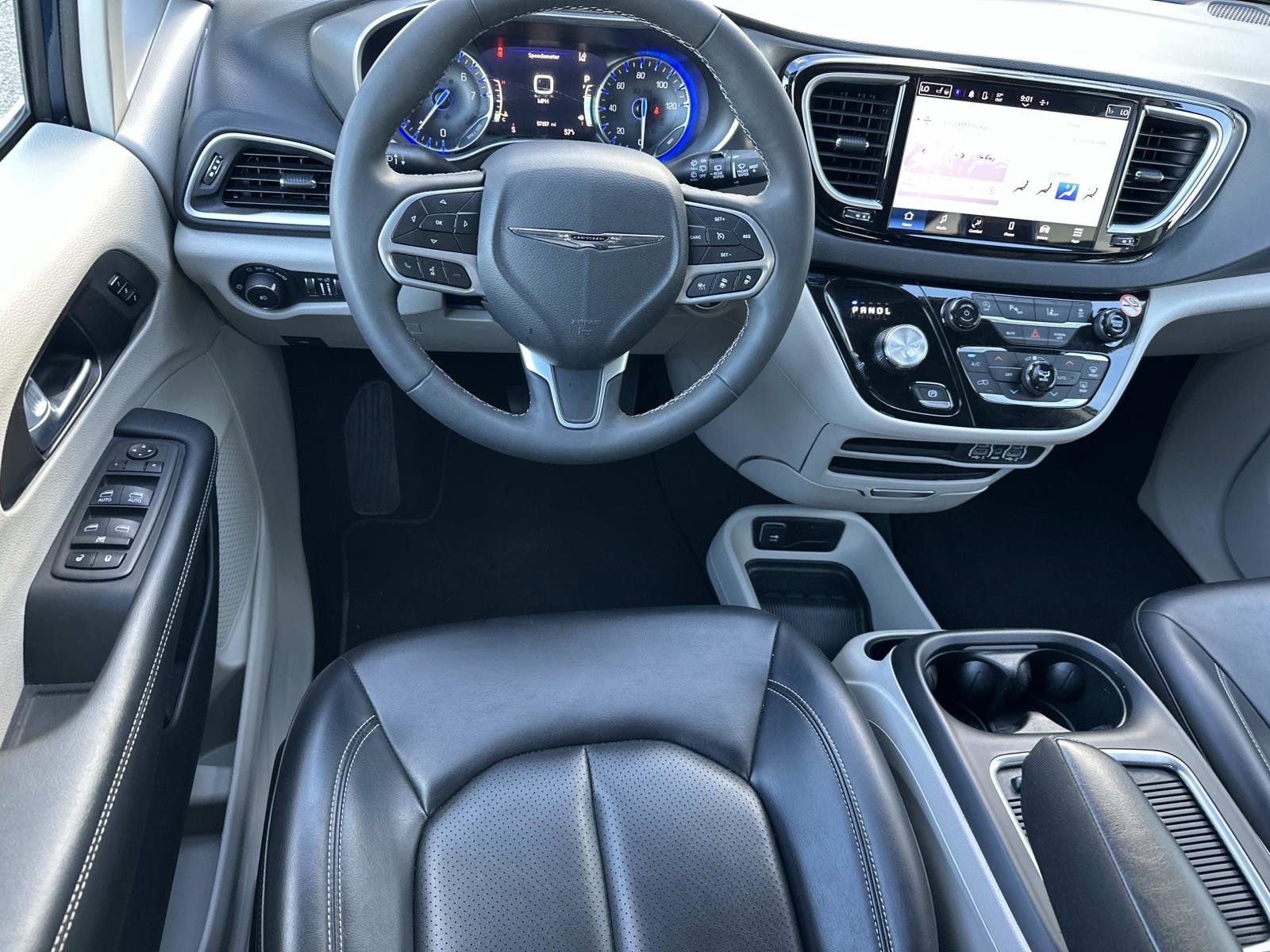 Used 2024 Chrysler Pacifica Touring-L FWD image 19