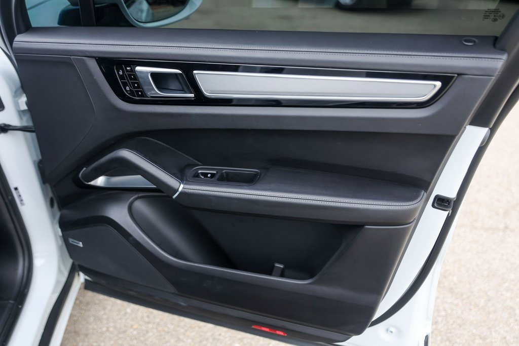 Used 2020 Porsche Cayenne Turbo w/ Assistance Package image 30