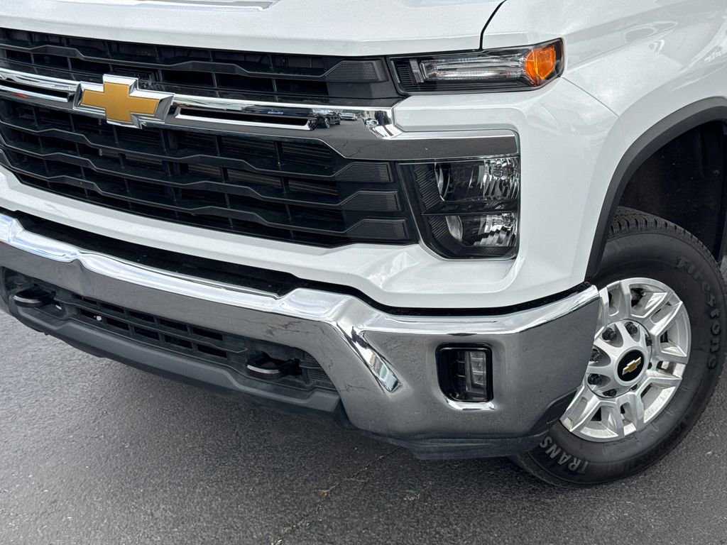 Used 2025 Chevrolet Silverado 2500 LT w/ Convenience Package AWD/4WD image 3